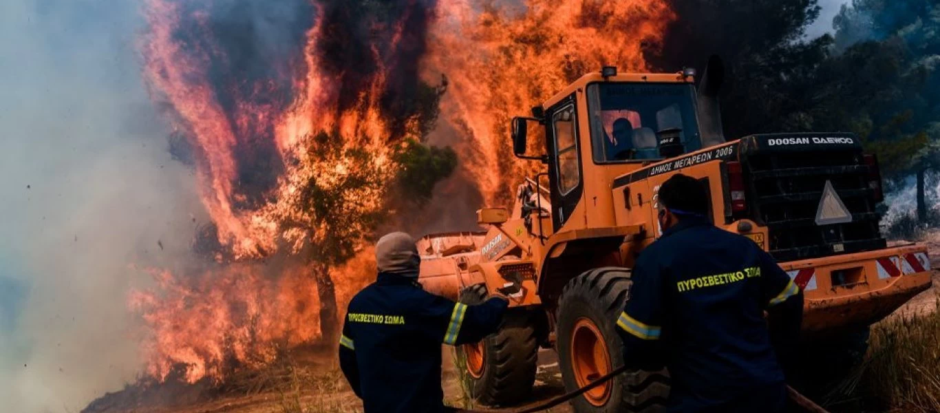 Μεγάλη φωτιά μαίνεται στην Πάτρα - Καίει δασική έκταση στην περιοχή Μοιραίικα